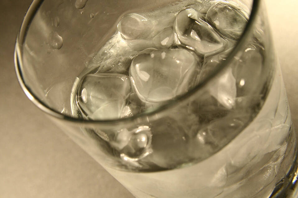 15330 a glass of cold water with ice cubes pv